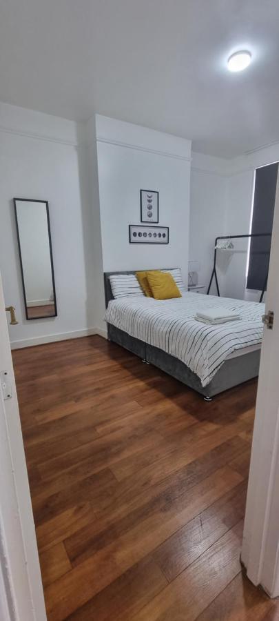 Cricklewood Broadway Guest Home Londra Esterno foto