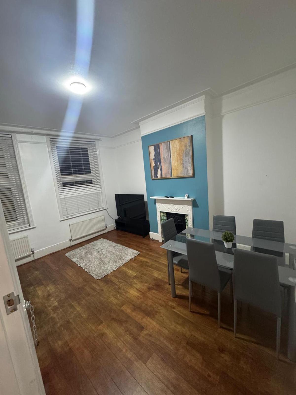 Cricklewood Broadway Guest Home Londra Esterno foto